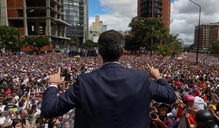 Guaidò si proclama presidente.