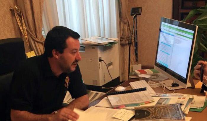 Salvini sotto inchiesta si rifugia nella retorica: "Pronto all'ergastolo per salvare la patria"