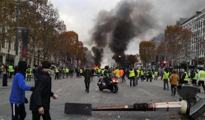 Parigi, altro sabato di proteste per i gilet gialli: barricate e incidenti alla Bastiglia