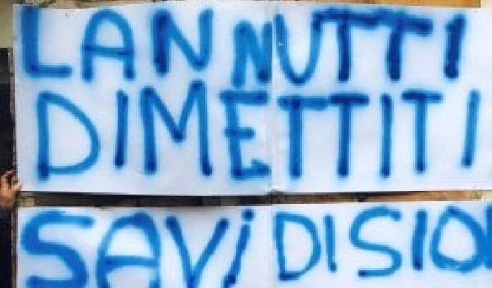 Roma, striscioni contro Elio Lannutti al quartiere ebraico: "dimettiti, i Savi di Sion sono un falso storico"