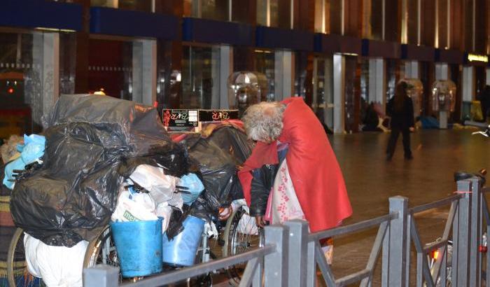Democrazia Solidale: "Roma città dei rifiuti almeno dia ai clochard più posti letto"