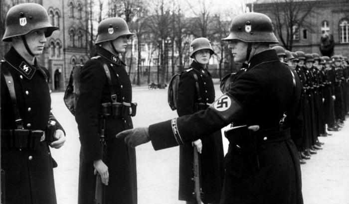 Vestiti da Ss nazisti nel giorno della Memoria: la denuncia dell'Anpi