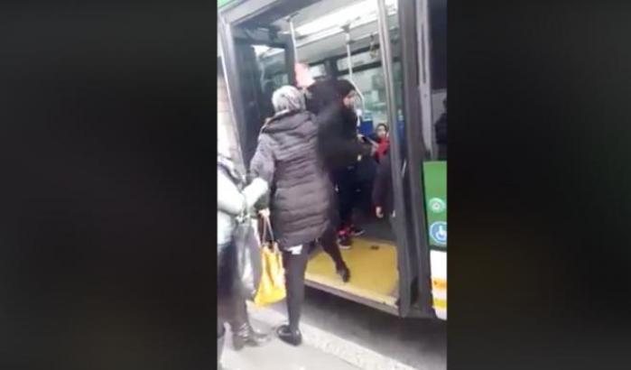 Donna mussulmana aggredita sull'autobus da una razzista: "scendi e non farmi girare i cogl..."
