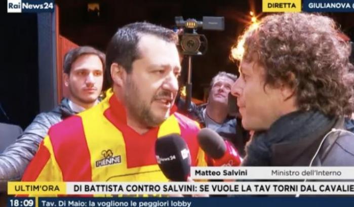 Esauriti i travestimenti in divisa, Salvini si mette le maglie di calcio