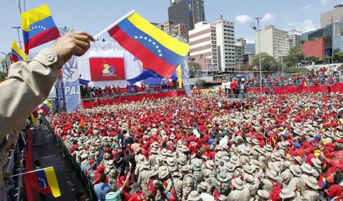 A Caracas manifestazione in sostegno di Maduro: 'Il golpe è fallito'