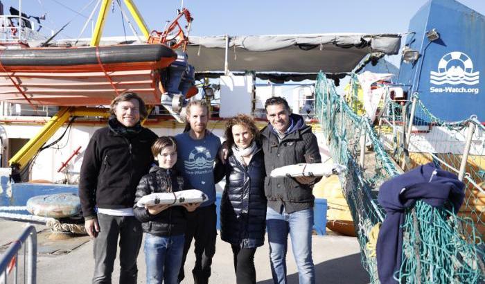 Catania, una famiglia porta a bordo della Sea Watch dei dolci per l'equipaggio