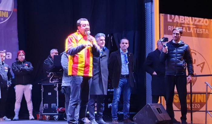 Salvini indossa la maglia e il Giulianova calcio si infuria: non è il nostro capitano