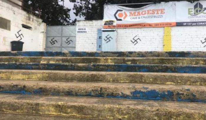 Gravina in Puglia: svastiche sulle mura dello stadio, il sindaco: "Gravina antifascista non rimarrà in silenzio"
