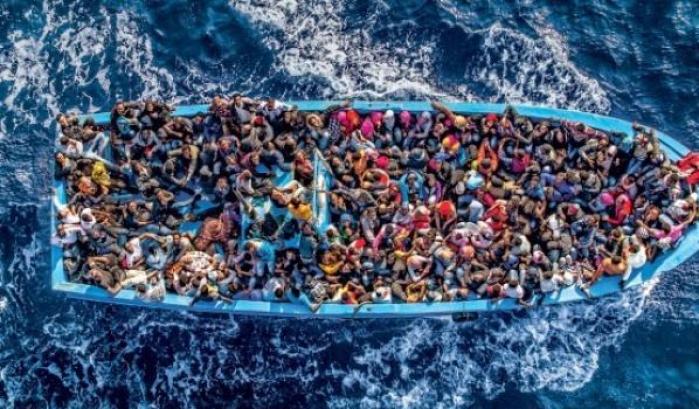 Un barcone carico di migranti