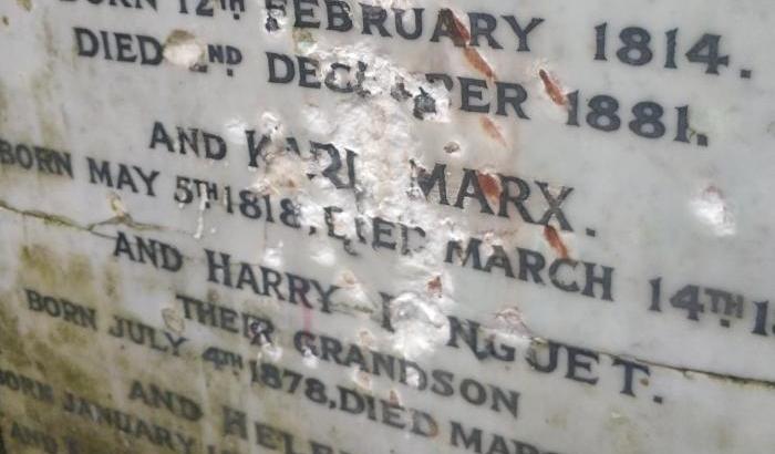 Un vandalo ha preso a martellate la tomba di Karl Marx a Londra: il danno è irreparabile