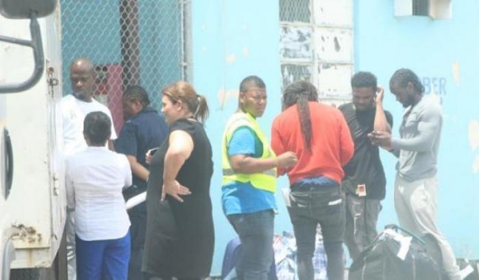 Londra, rimpatrio lampo di 50 immigrati giamaicani: è polemica