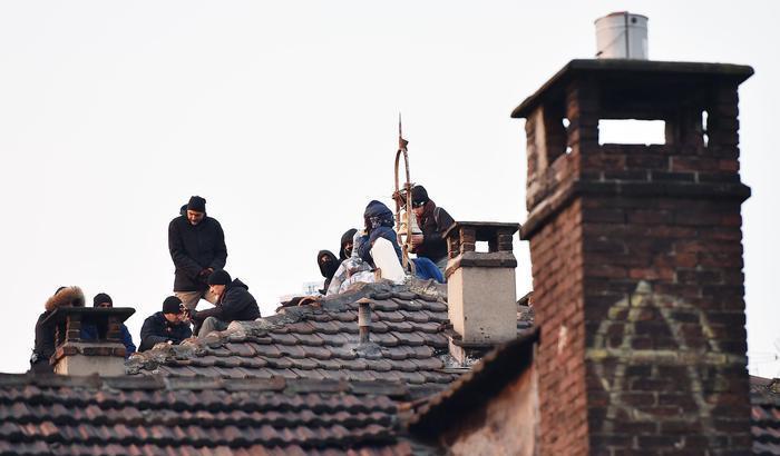 Torino, blitz all'alba della polizia per sgomberare il centro sociale di Via Alessandria