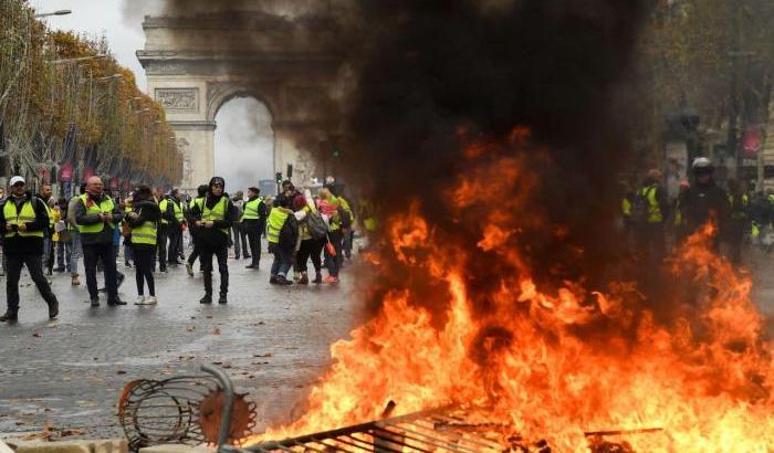 L'incontro tra Di Maio e il capetto dei Gilet Gialli che vuole il golpe militare ha fatto infuriare Parigi