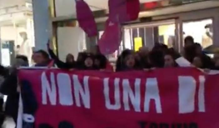 Non Una di Meno bloccata a Torino dalla polizia in assetto anti-sommossa