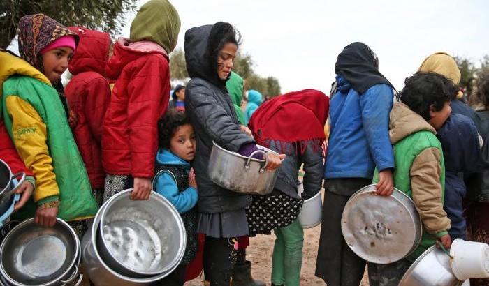 Dopo la guerra, la fame e il freddo: le sofferenze dei bimbi siriani non hanno fine