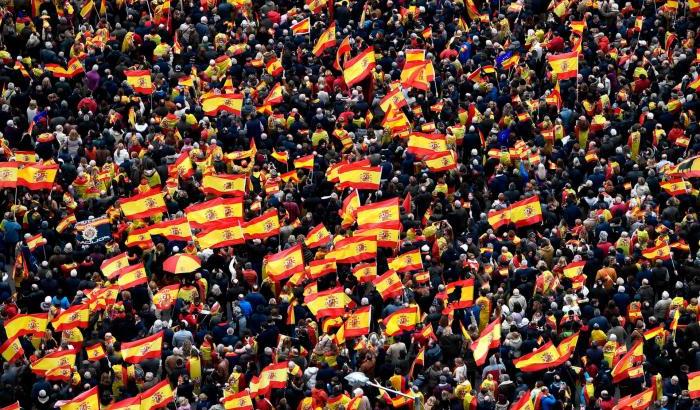 No al dialogo con gli indipendentisti catalani: l'estrema destra in piazza a Madrid