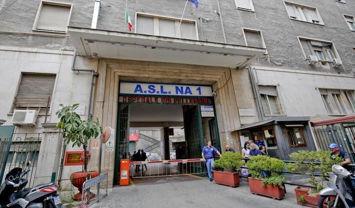 Orrore a Napoli: blatte nel bagno dell'ospedale Vecchio Pellegrini