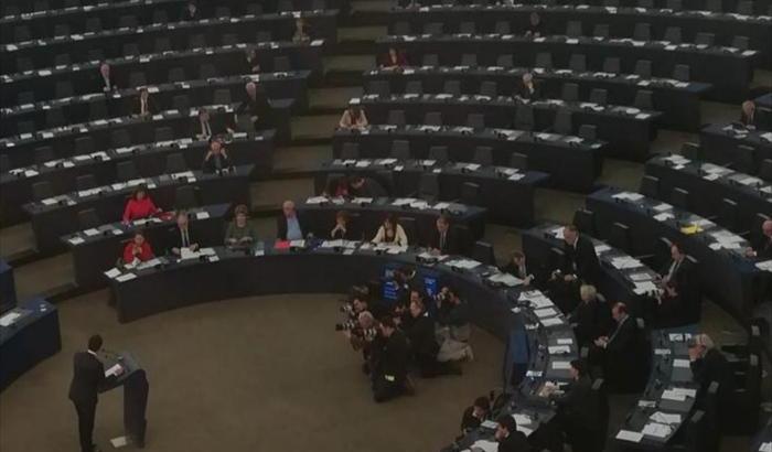 Conte parla a Strasburgo in un'aula semi-deserta