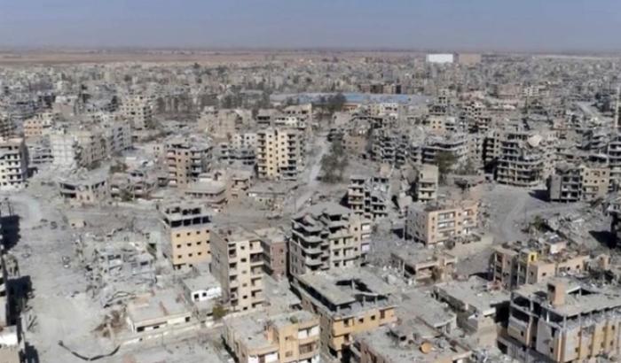 Raqqa, trovata fossa comune con oltre mille corpi di vittime dell'Isis
