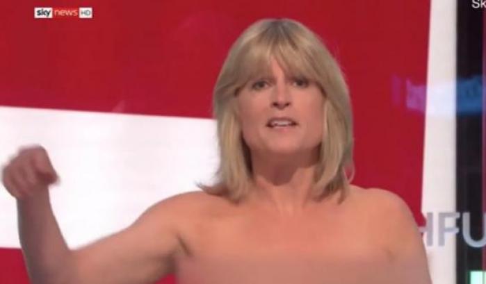 La giornalista Rachel Johnson (sorella di Boris) si è spogliata in diretta contro la Brexit