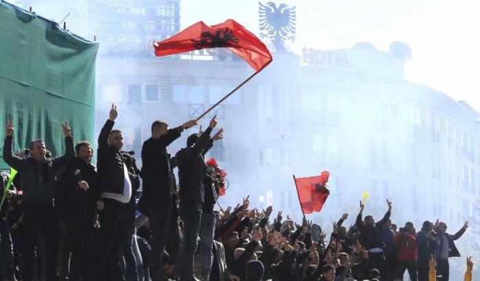L'opposizione in Albania tenta di assaltare il palazzo del governo: "Nuove elezioni"