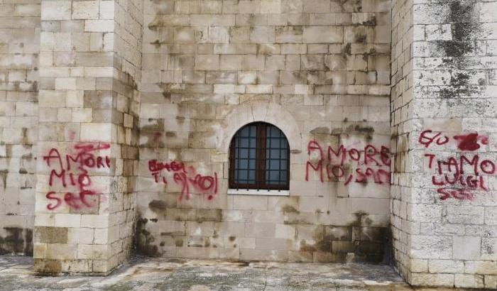 Imbrattano la cattedrale di Trani con lo spray e il sindaco reagisce: 