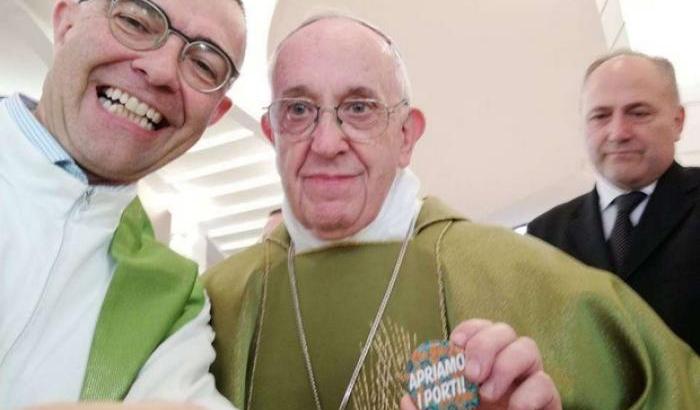 "Aprite i porti": Papa Francesco si fa fotografare con la spilletta anti-razzista