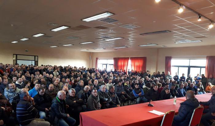 Protesta dei pastori, la tensione in Sardegna resta alta: trovato un ordigno