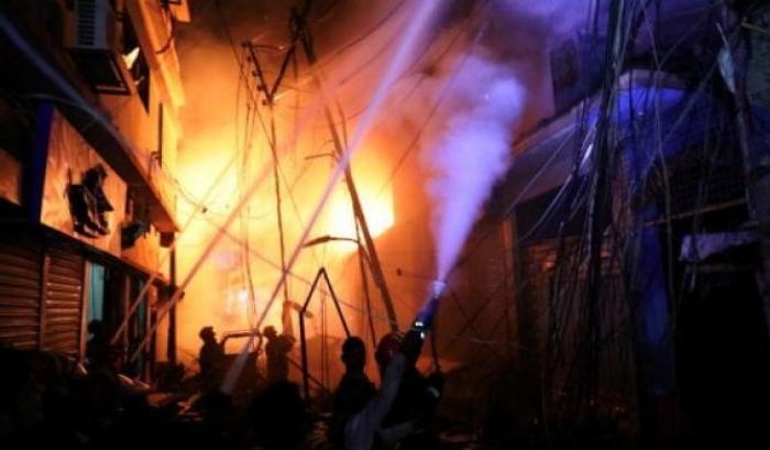 Bangladesh, incendio devastante nella capitale: 81 morti