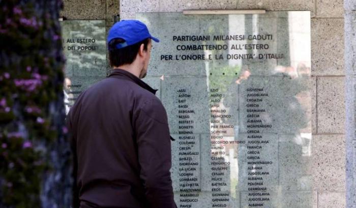 Saluti e slogan nazisti al Cimitero Maggiore, ma il Tribunale li assolve: lo sdegno dell'Anpi
