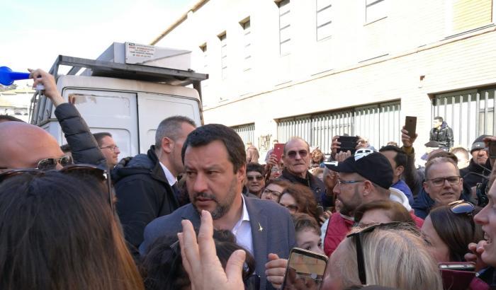 Salvini torna a Cagliari e viene contestato: "Fascista di m*. Viva Emilio Lussu!"