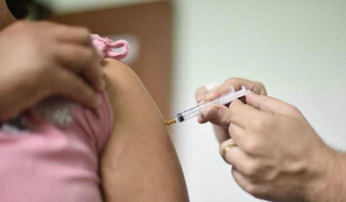 Due milioni di italiani sono stati vaccinati contro il Covid: più donne che uomini