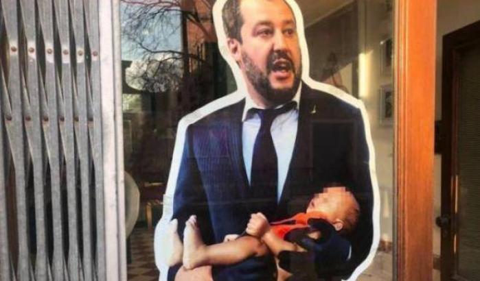 Matteo Salvini con in braccio un bimbo di colore: la polizia controlla la mostra