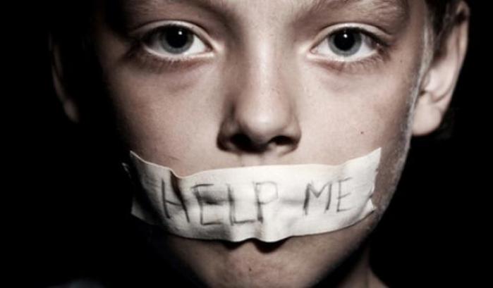 Madre abusa per anni dei suoi quattro figli disabili insieme al compagno e a un amico, arrestati