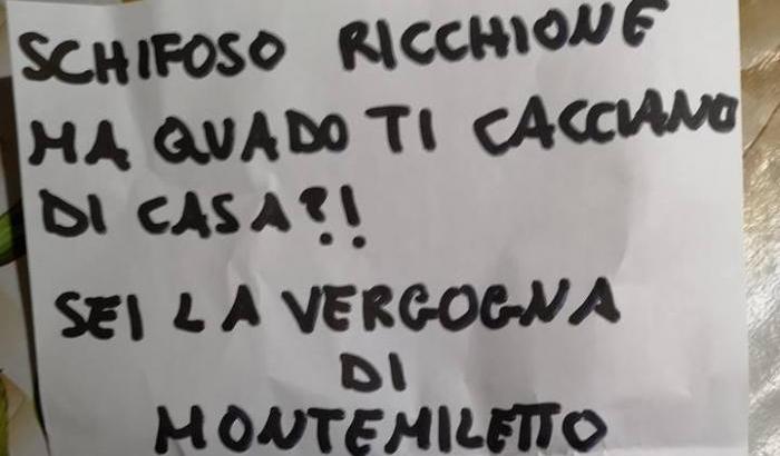 "Ricchione, &egrave; meglio che ti uccidi": il disgustoso biglietto omofobo a uno studente campano