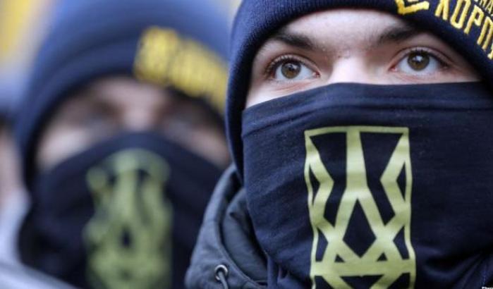 Un militante delle milizie di estrema destra ucraine