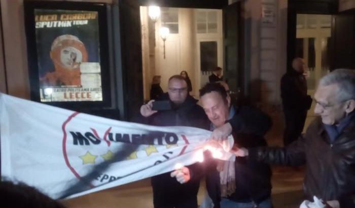 Vaffa-Grillo: il comico contestato a Lecce, bruciate le bandiere del M5s