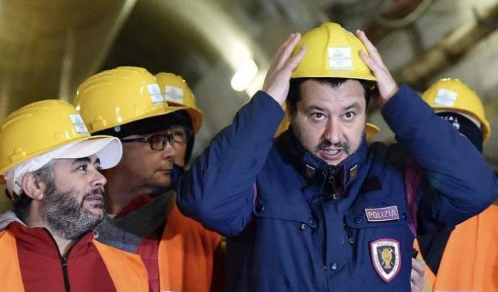 Salvini travestito da operaio e poliziotto