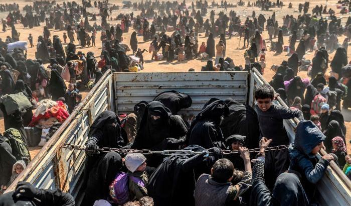 Donne e bambini fuggono dall'ultima roccaforte dell'Isis