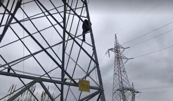 La disperazione di un ex operaio Alcoa: rimane per più di due ore sul traliccio per protesta