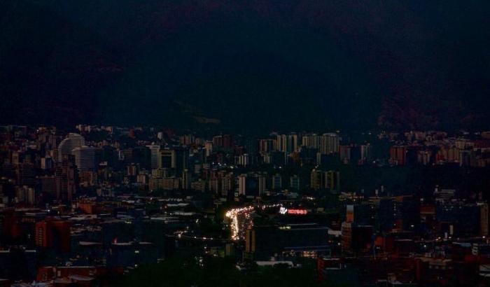 Venezuela nel buio: il blackout in ospedale ha ucciso 80 bambini