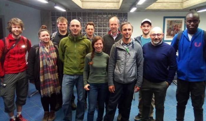 Tra gli studenti ci sono dei neri: il "bravo cittadino" chiama la polizia