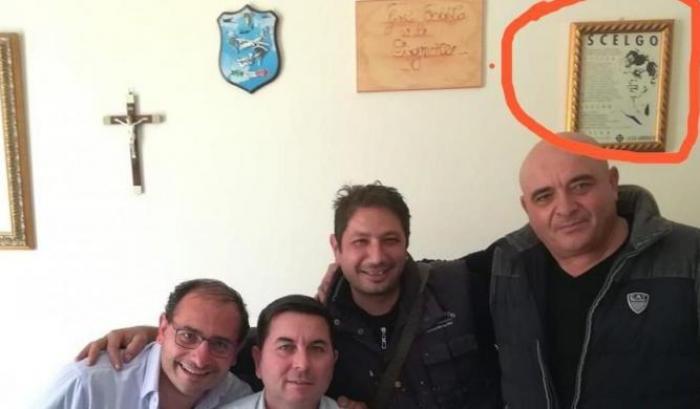 Il sindaco di Condofuri, in Calabria, espone in ufficio il giuramento delle SS: la denuncia dell'Anpi