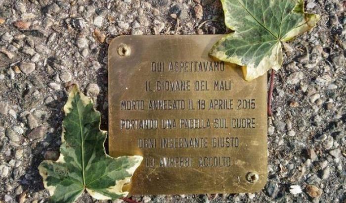 Una pietra d'inciampo per ricordare il ragazzo del Mali affogato con la pagella cucita