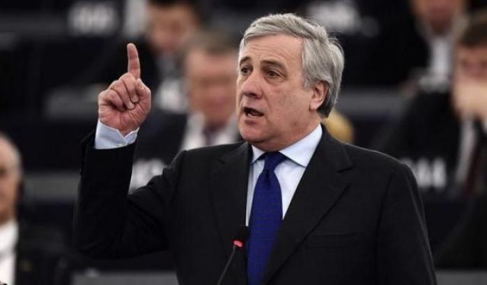 Tajani rinsavisce e porge le scuse dopo l'elogio al fascismo