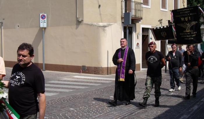 0005222E-padre-giulio-maria-tam-in-un-adutata-fascista Padre Giulio Maria Tam in un'adutata fascista