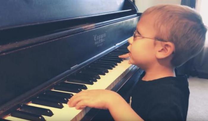 Ha solo sei anni, è cieco ma suona come un piccolo Mozart: la storia di Avett