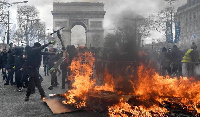 Incendi, saccheggi e violenze: la protesta dei Gilet Gialli degenera a Parigi