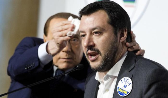 Berlusconi: "Coglio** chi ha fiducia nel governo gialloverde". Salvini risponde: "Eccomi"