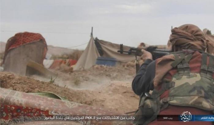 Un jihadista dell'Isis appostato a Baghouz